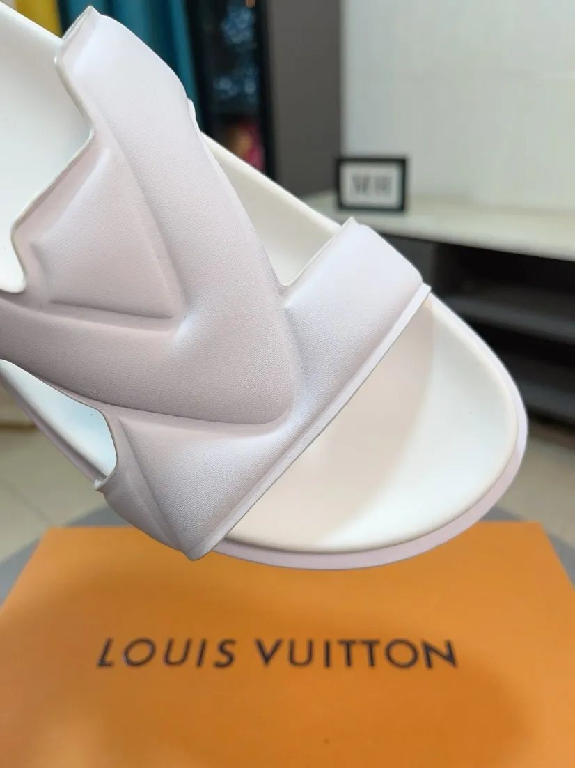 Men's shoes 💰360🌹🌹 (lv-Louis Vuitton) new men's sandals, high-end boutique, exquisite embossed logo decoration on the upper, fine workmanship, super soft soles, casual, loose and comfortable, a must-have in summer! \nsize：38-44